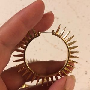 spiked gold hoops 👀👌🏼